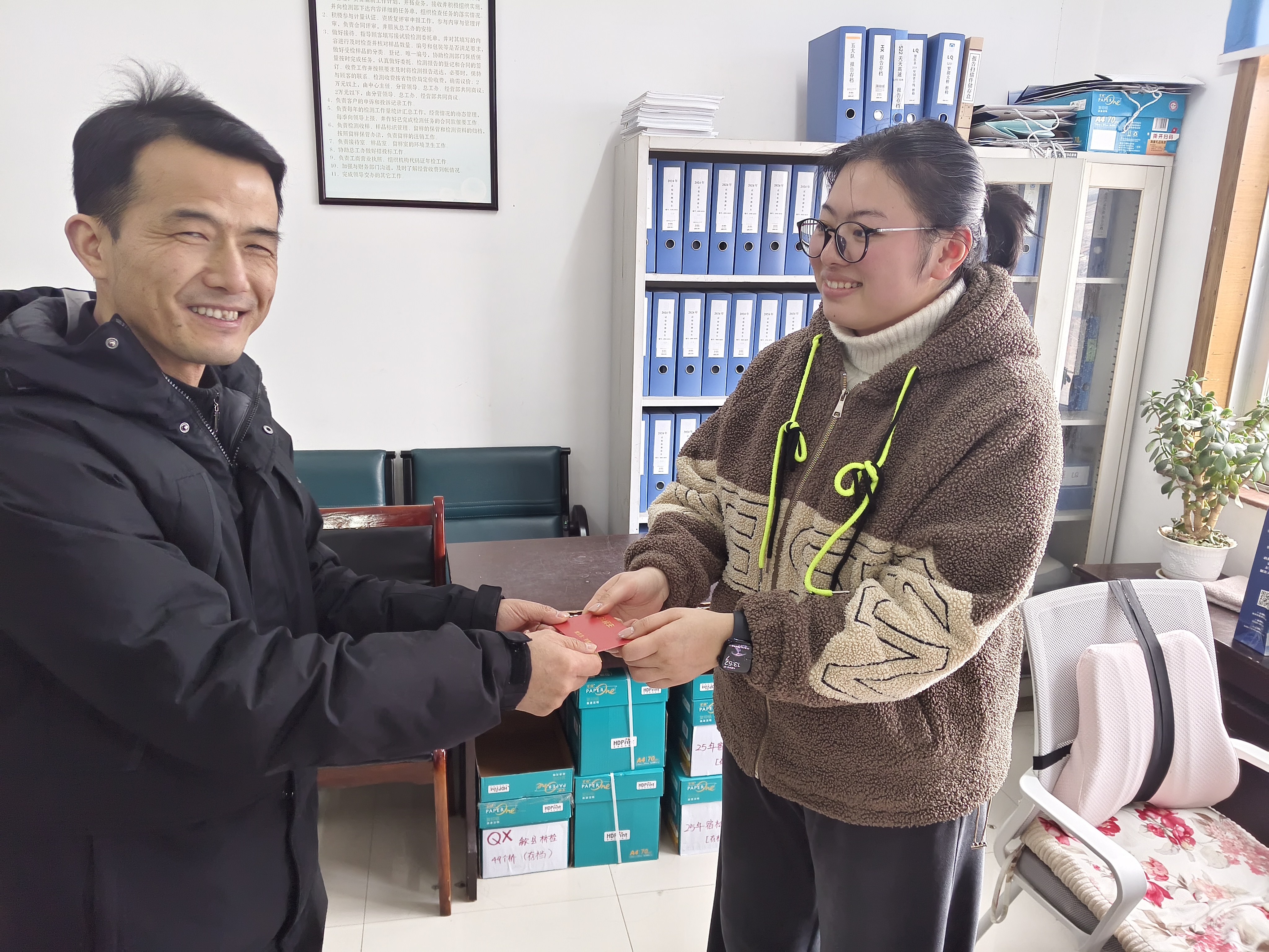 春風(fēng)暖巾幗，溫情伴芳華